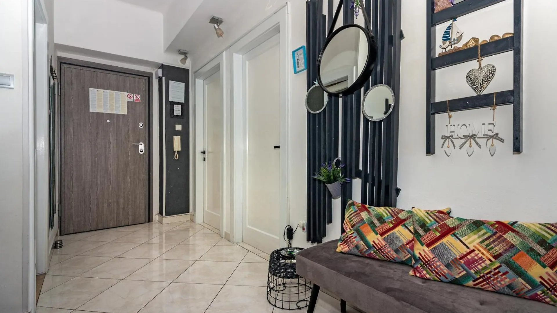 Spacious Apartment Center Split